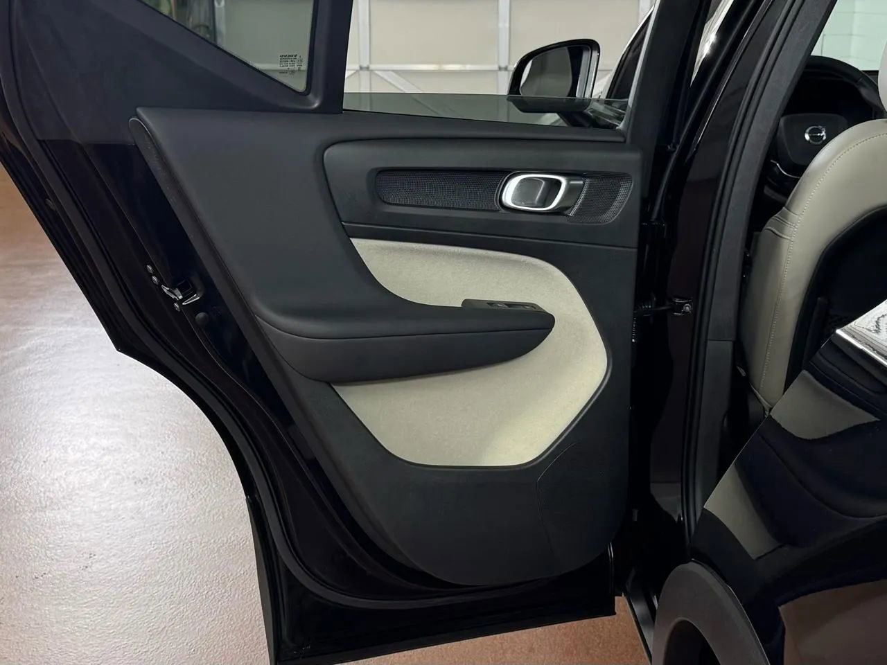Used 2024 Volvo XC40 B5 Ultimate w/ Climate Package AWD/4WD image 35
