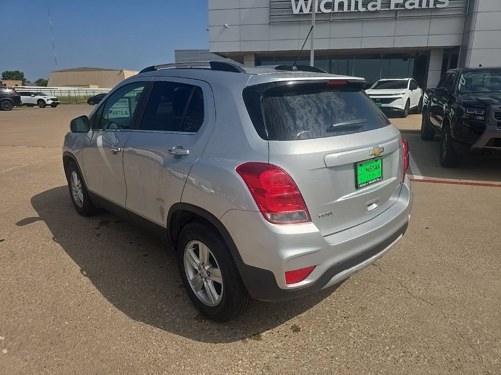 Used 2017 Chevrolet Trax LT w/ LT Convenience Package FWD image 3
