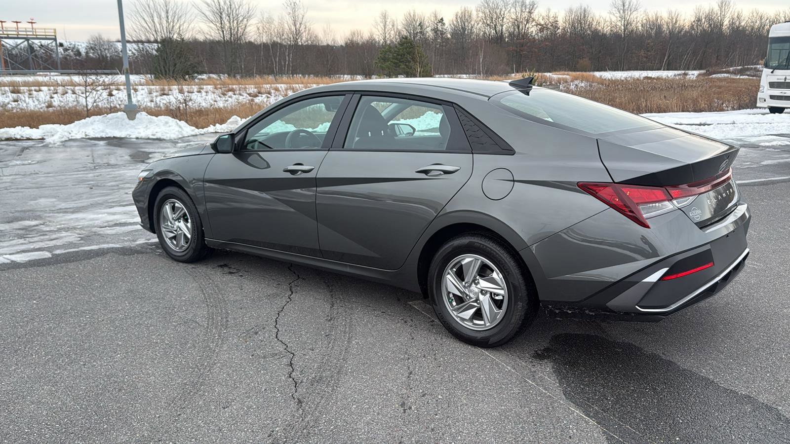 Used 2025 Hyundai Elantra SE image 11