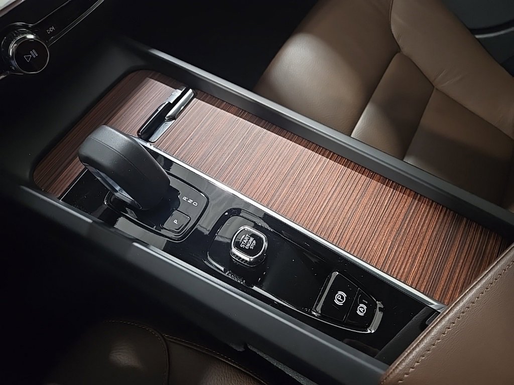 Used 2025 Volvo V60 B5 Cross Country Plus image 12