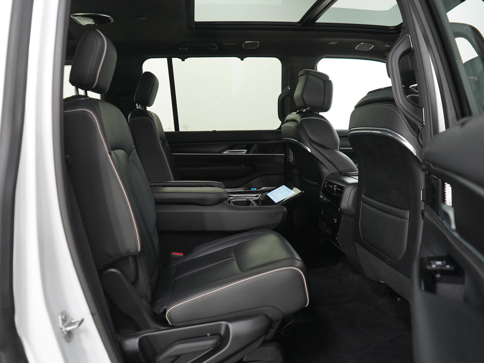 Used 2025 Jeep Grand Wagoneer Series II Obsidian w/ Quick Order Packagew 28T AWD/4WD image 12