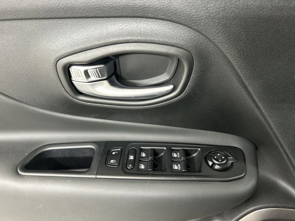 Certified 2022 Jeep Renegade Latitude w/ Convenience Group image 11