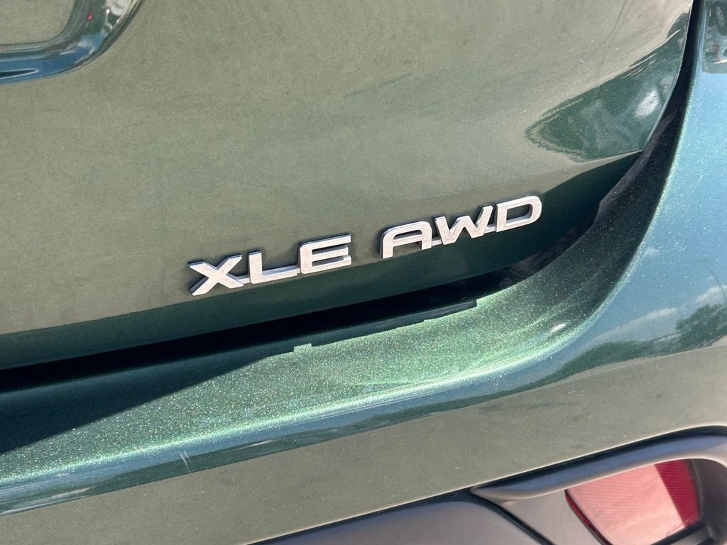 Used 2023 Toyota Highlander XLE image 14