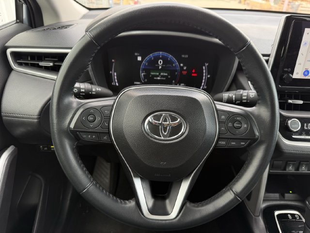 Used 2025 Toyota Corolla Cross XLE FWD image 12