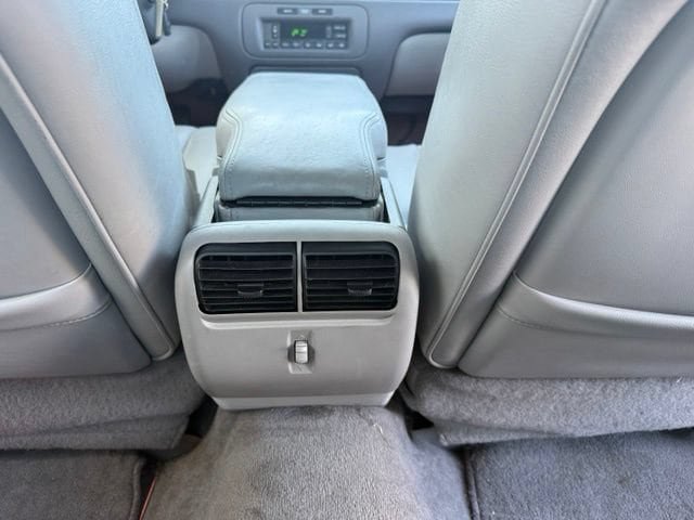 Used 2002 Lincoln Town Car Executive RWD image 11