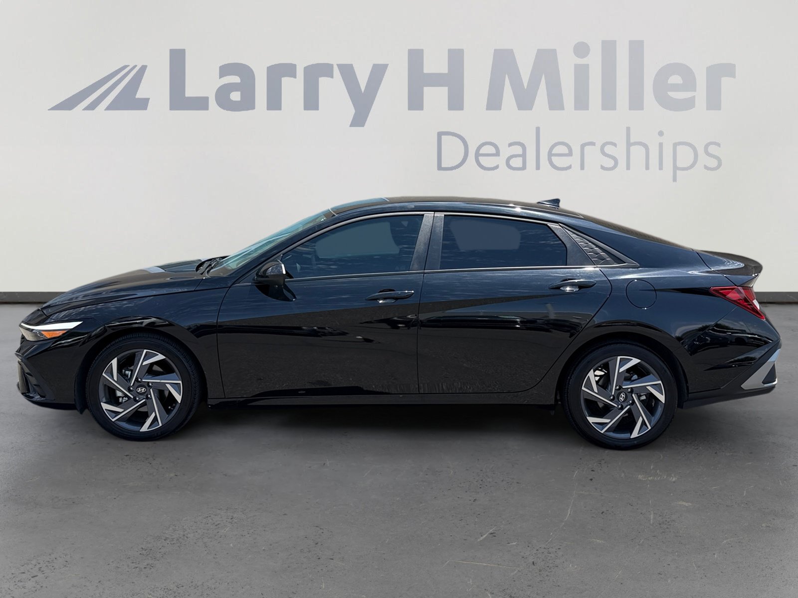 Used 2025 Hyundai Elantra Sport w/ Cargo Package FWD image 2