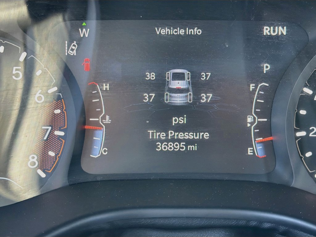 Used 2023 Jeep Compass Latitude w/ Sun and Sound Group AWD/4WD image 14
