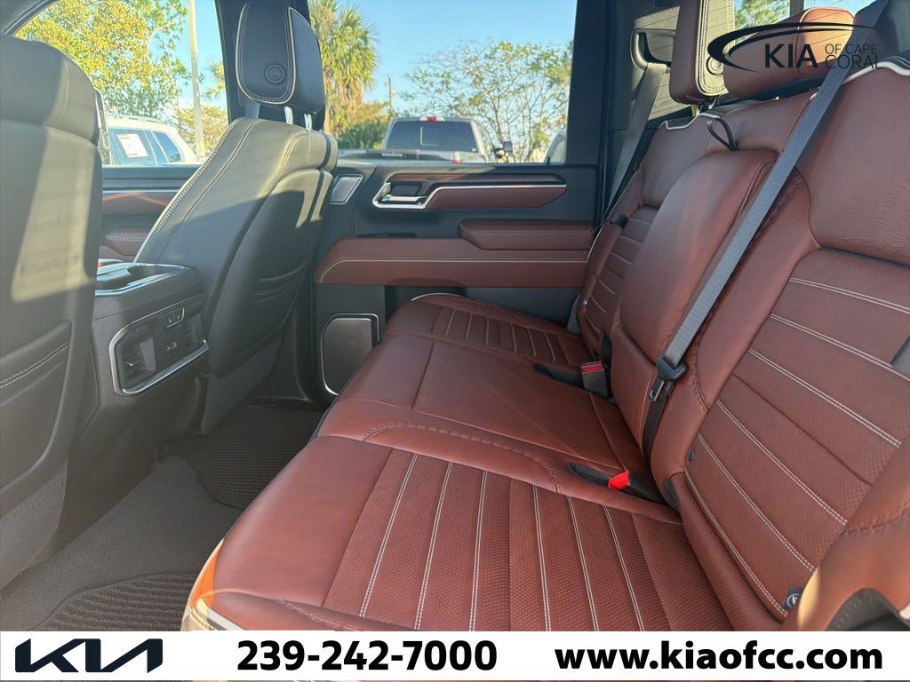 Used 2025 GMC Sierra 2500 Denali Ultimate image 5