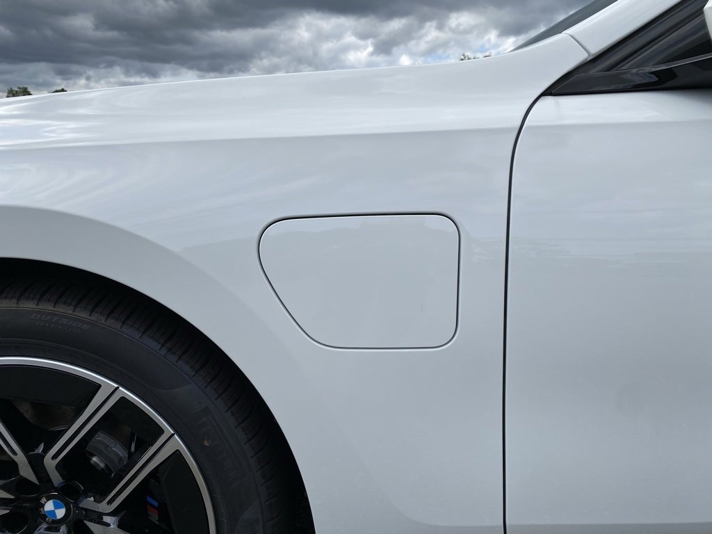 New 2026 BMW 750e xDrive w/ Premium Package image 17