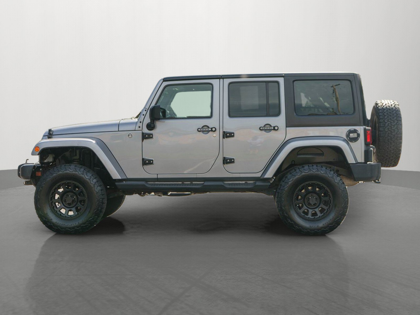Used 2015 Jeep Wrangler Unlimited Sahara w/ Connectivity Group AWD/4WD image 4