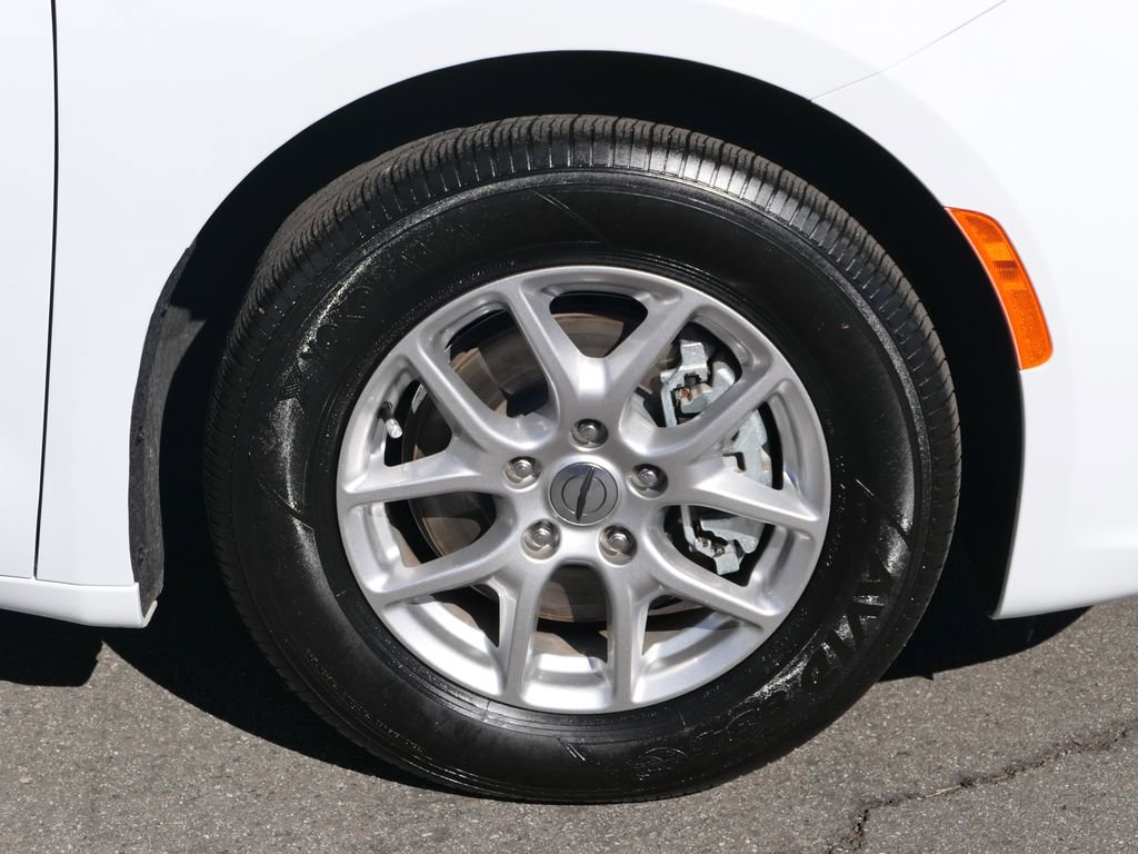 Used 2024 Chrysler Pacifica Touring image 27