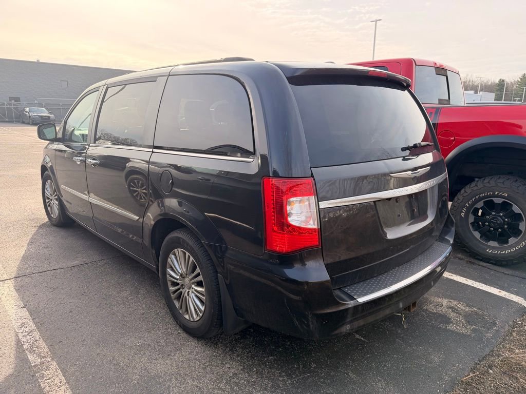 Used 2014 Chrysler Town & Country Touring-L w/ Driver Convenience Group image 9