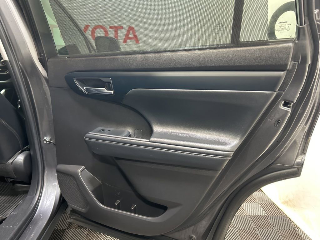Used 2022 Toyota Highlander XLE image 14