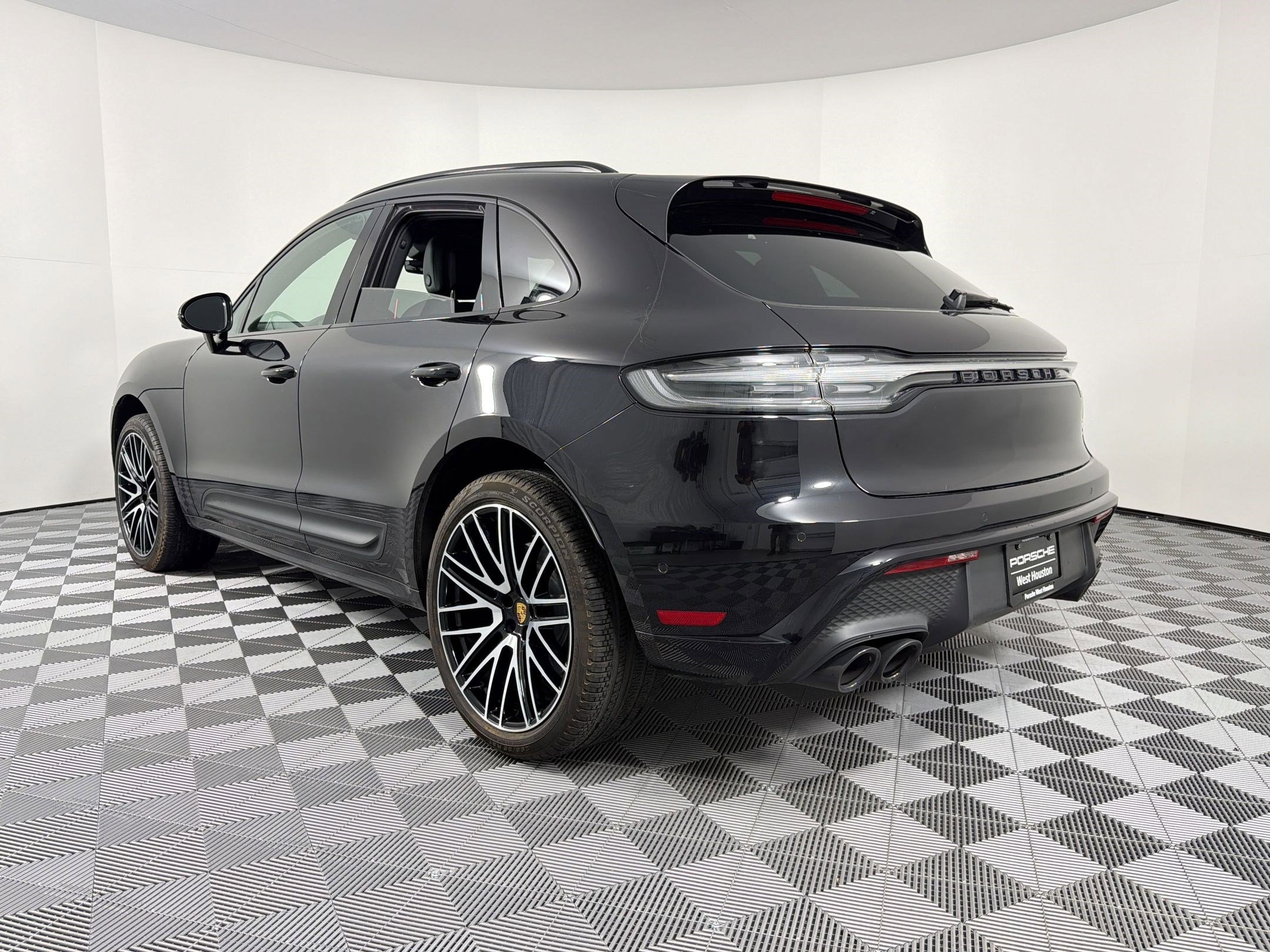 Certified 2023 Porsche Macan GTS AWD/4WD image 3