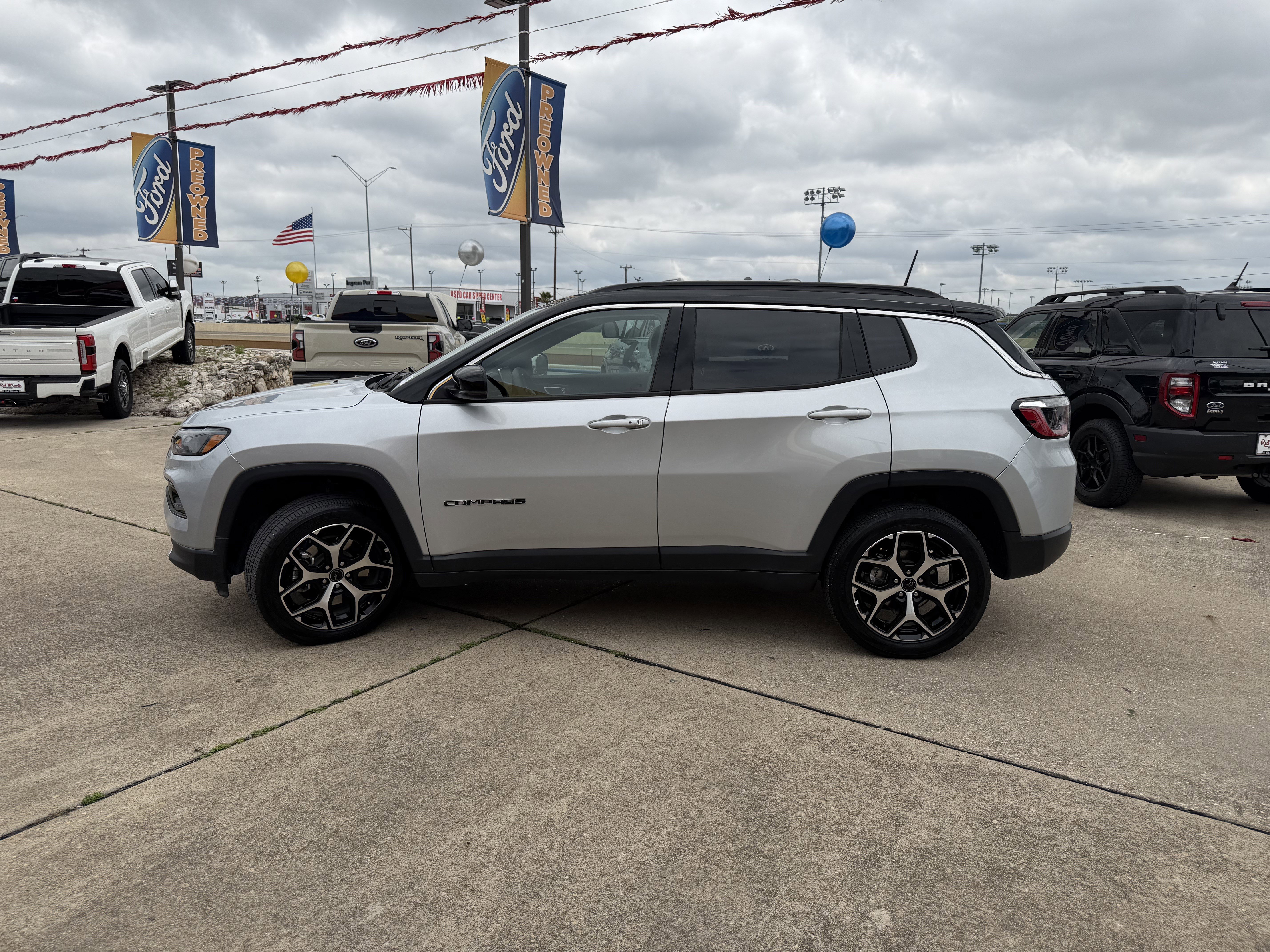 Used 2026 Jeep Compass Limited AWD/4WD image 12
