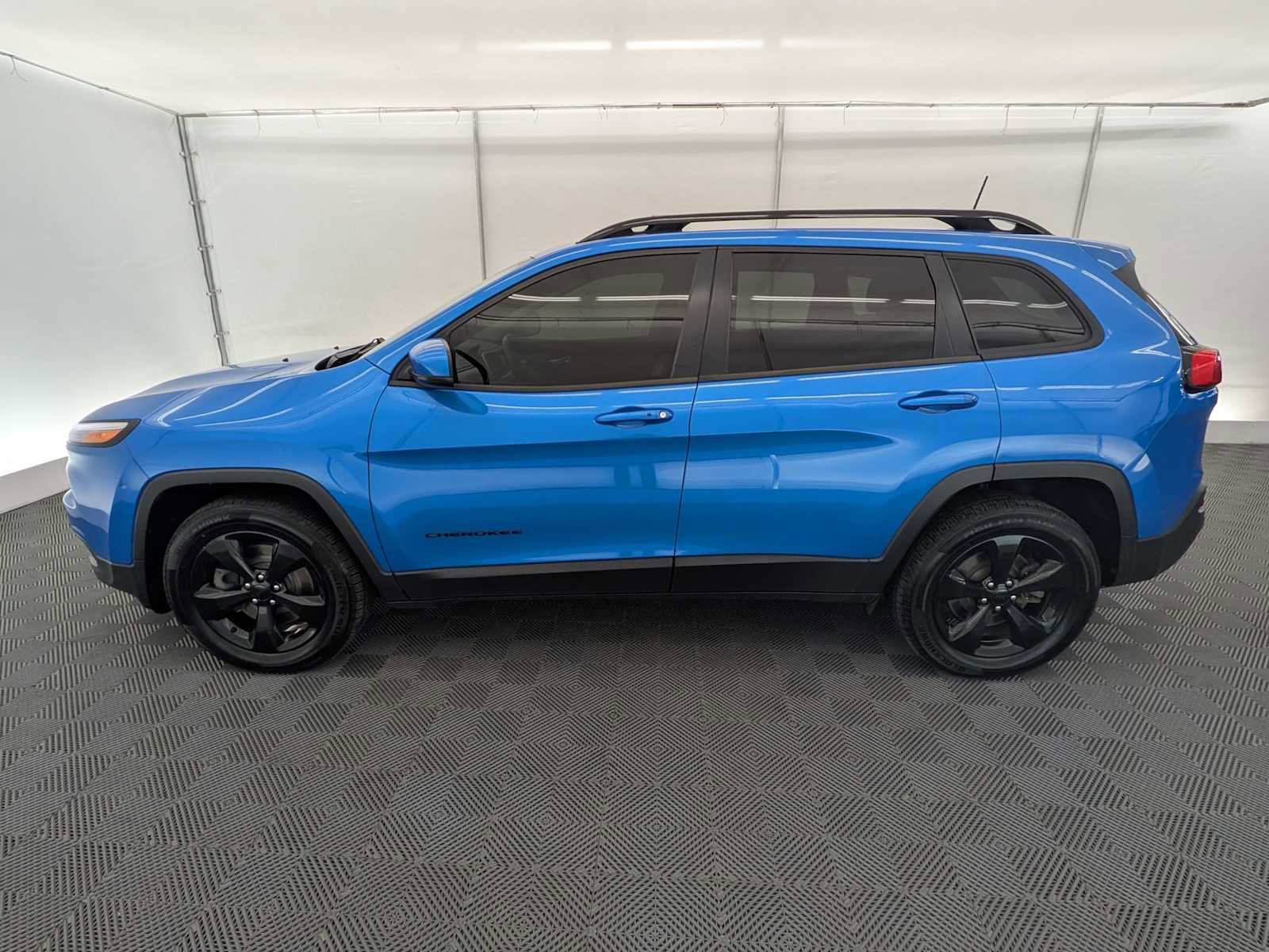 Used 2018 Jeep Cherokee Limited w/ Luxury Group image 3