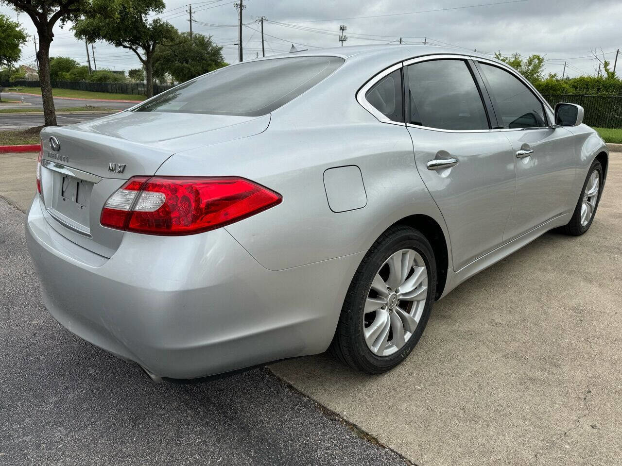 Used 2011 INFINITI M37 w/ Premium Pkg RWD image 5