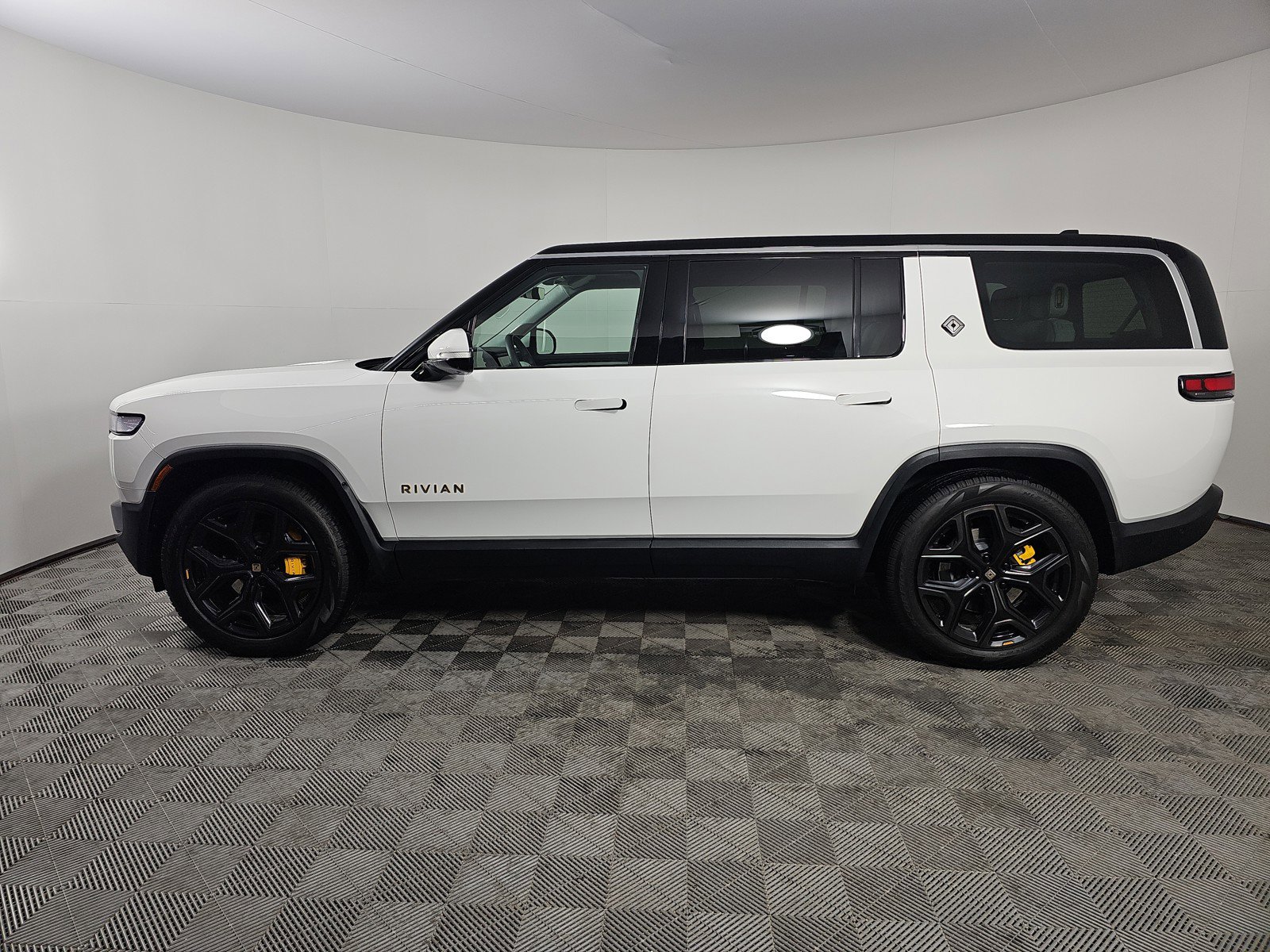 Used 2024 Rivian R1S Adventure AWD/4WD image 2