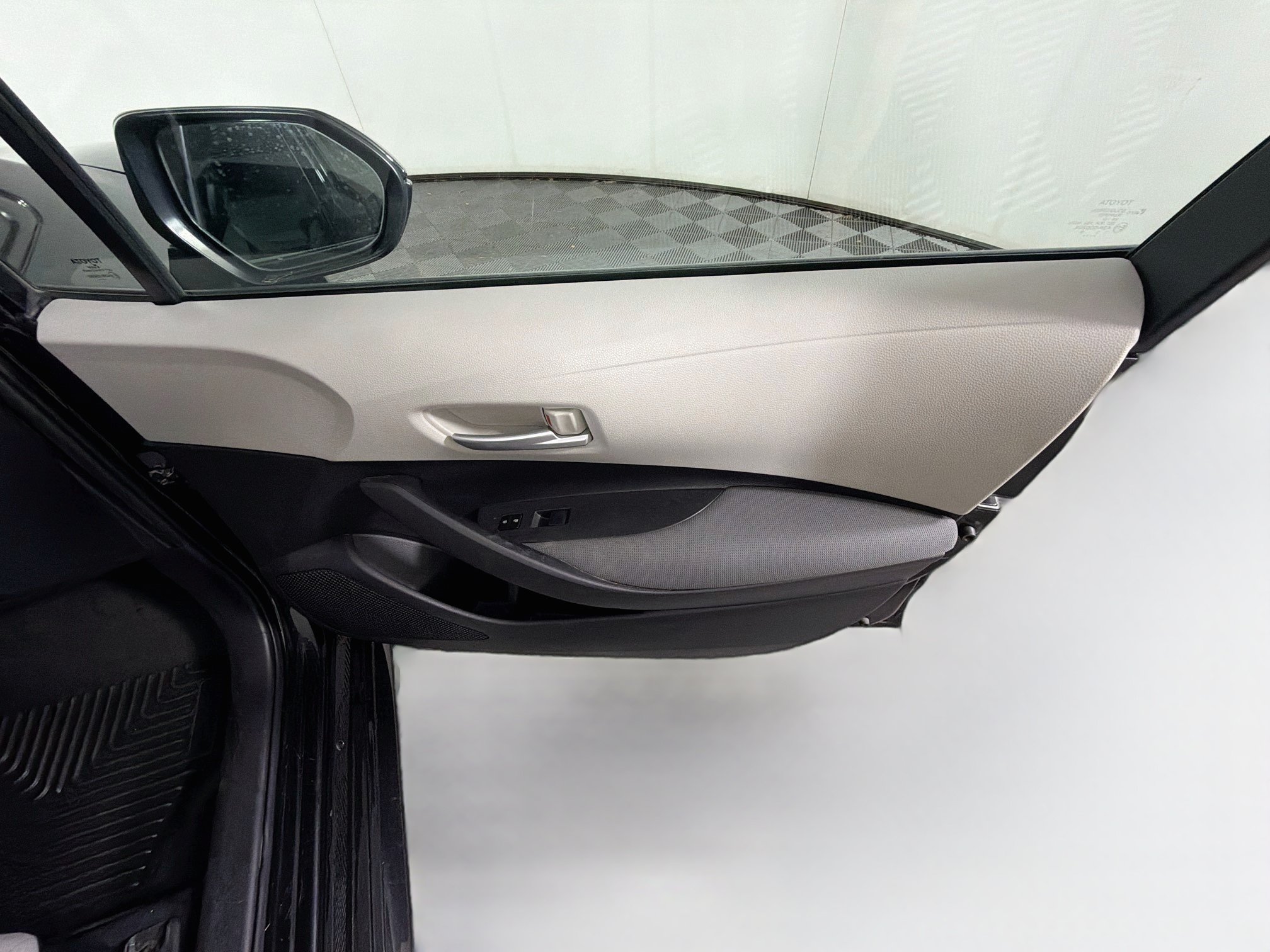 Used 2021 Toyota Corolla L FWD image 30