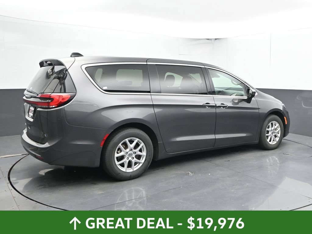 Used 2023 Chrysler Pacifica Touring-L FWD image 4