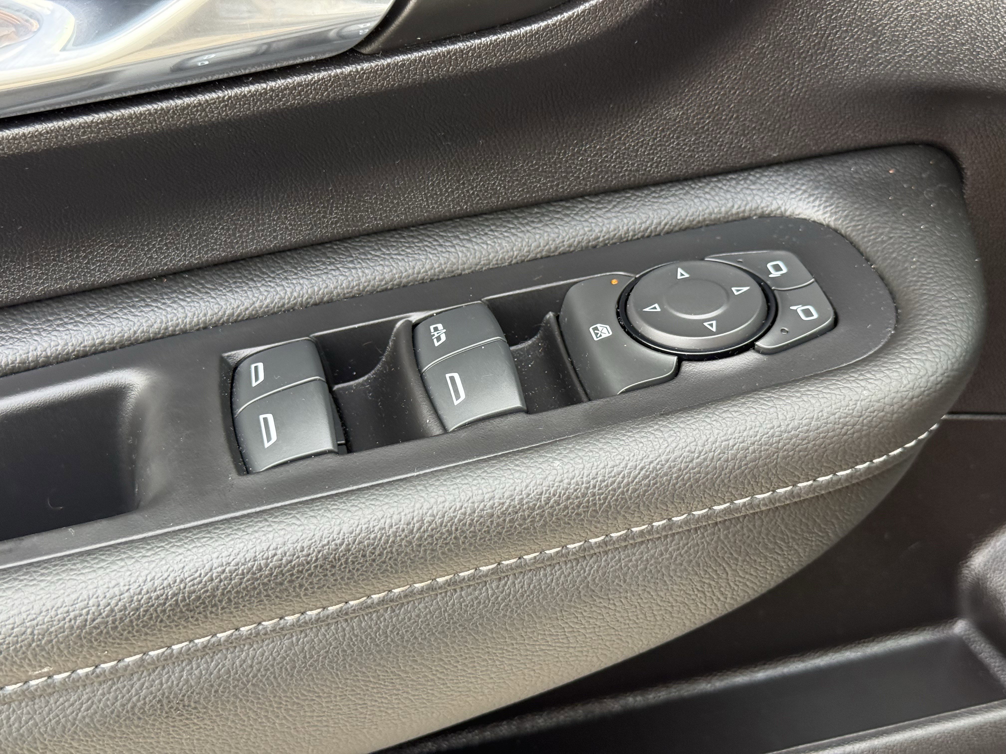 Used 2024 GMC Terrain SLE w/ Driver Convenience Package image 26