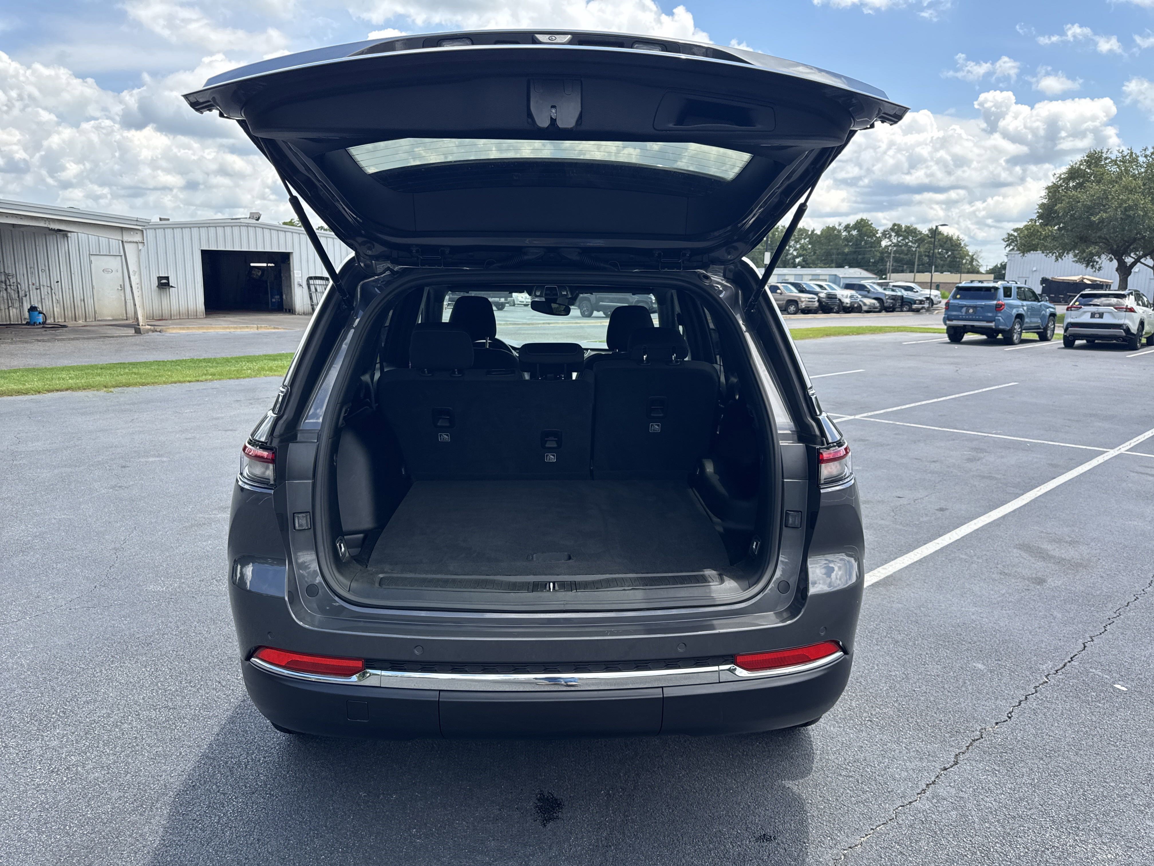 Used 2024 Jeep Grand Cherokee Laredo image 36