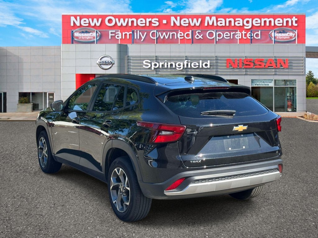 Used 2025 Chevrolet Trax LT w/ LT Convenience Package FWD image 4