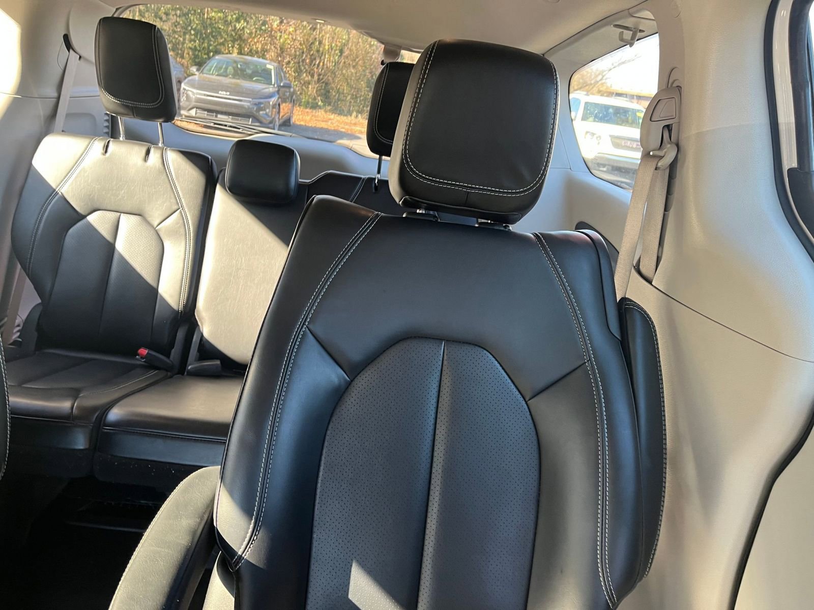 Used 2023 Chrysler Pacifica Touring-L image 28