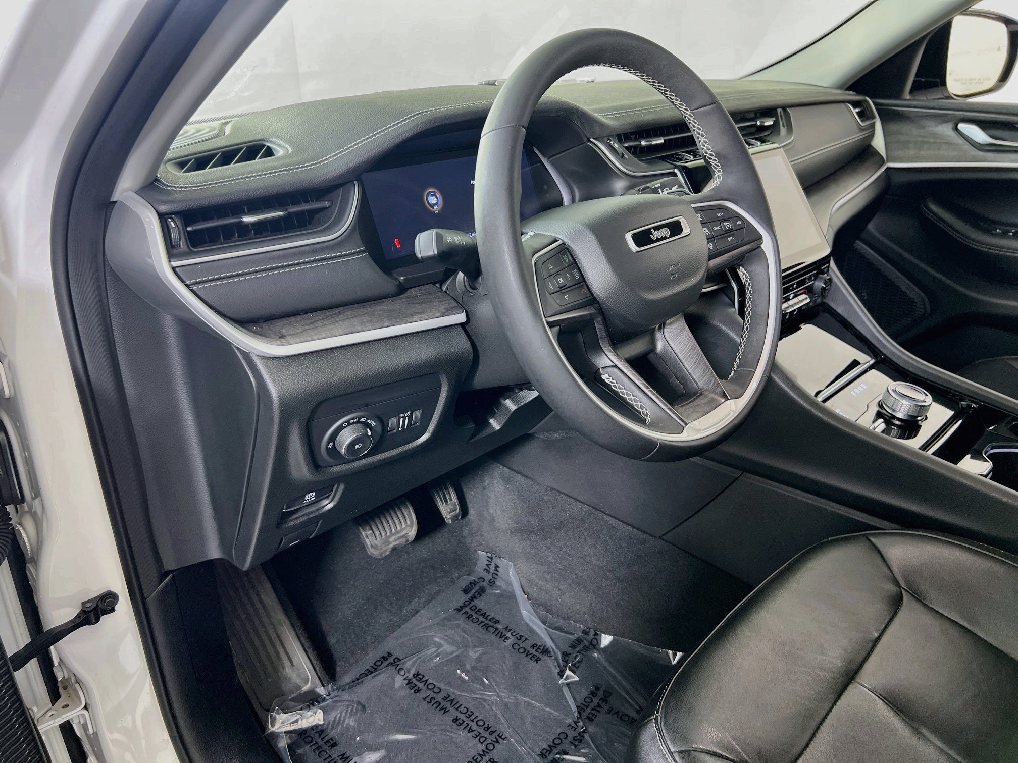 Used 2023 Jeep Grand Cherokee Limited AWD/4WD image 9