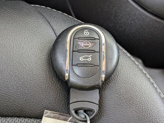 Used 2022 MINI Cooper 4-Door Hardtop w/ Storage Package FWD image 25