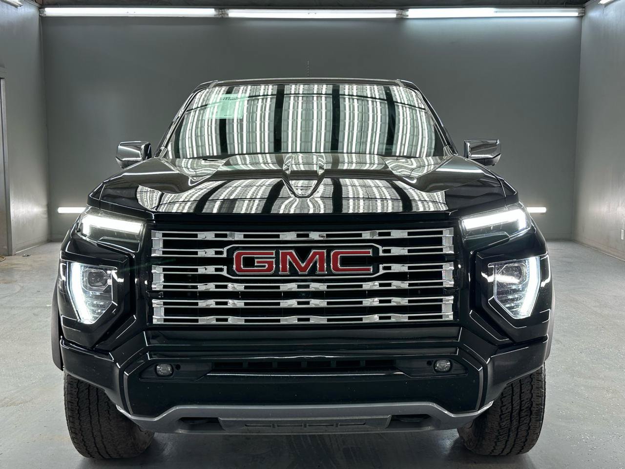 Used 2024 GMC Canyon Denali w/ LPO, Denali Black Edition AWD/4WD image 2