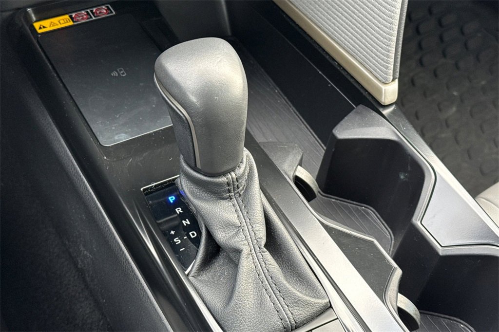 Used 2025 Toyota Camry SE image 19