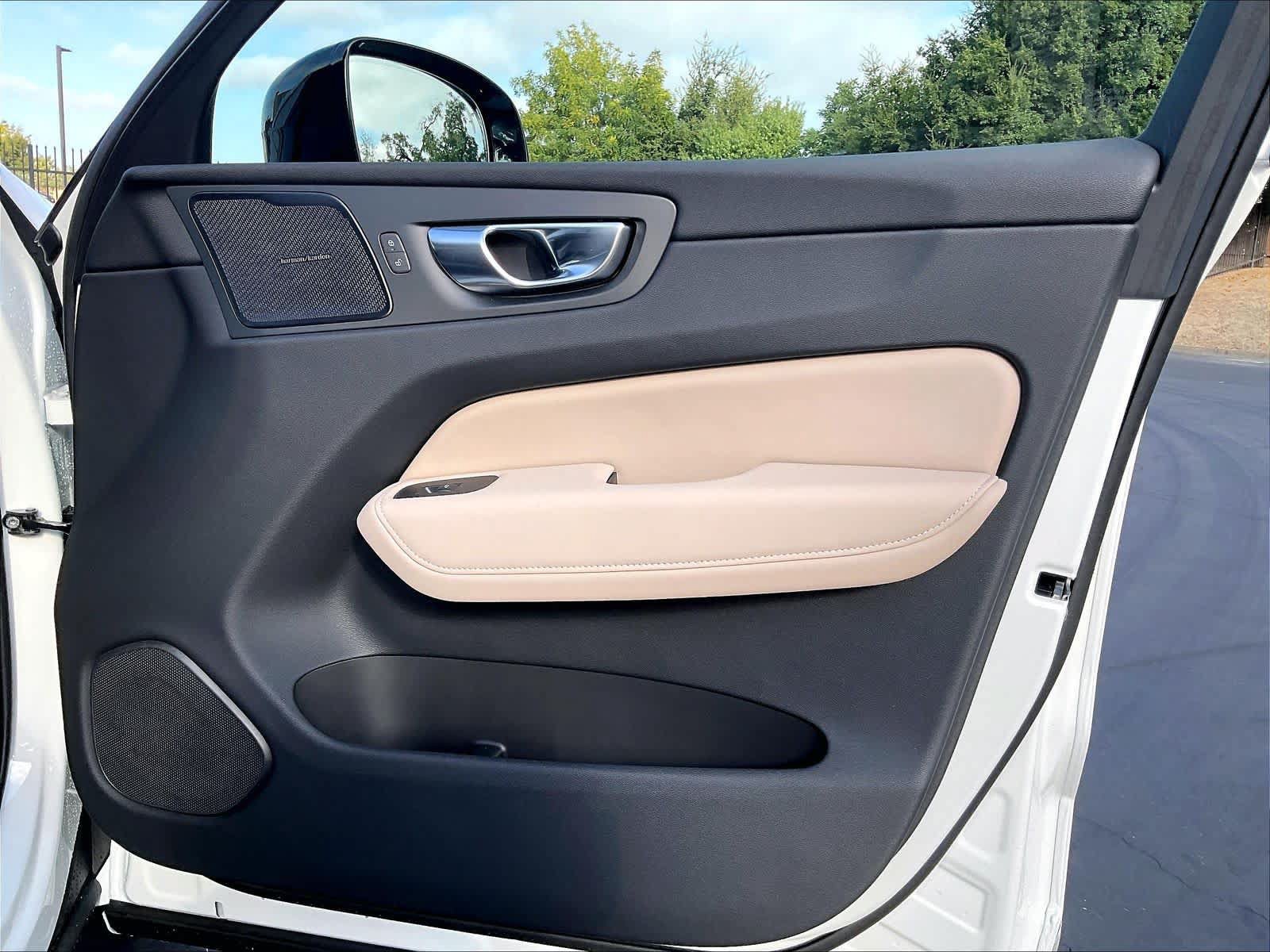 New 2027 Volvo XC60 T8 Plus AWD/4WD image 30
