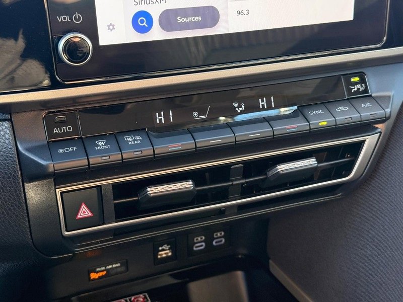 Used 2025 Toyota Camry LE image 28