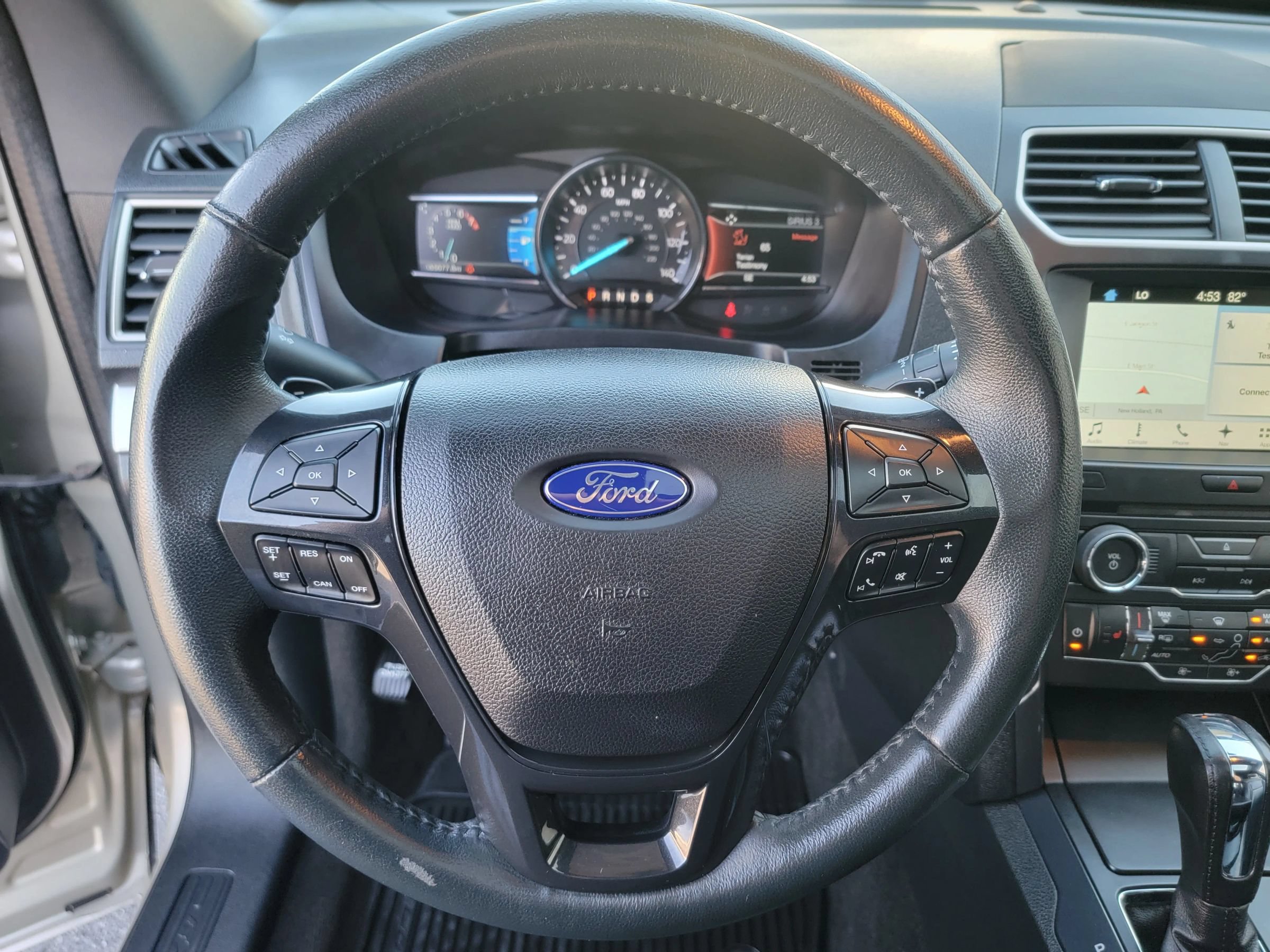 Used 2017 Ford Explorer XLT w/ Equipment Group 202A AWD/4WD image 28