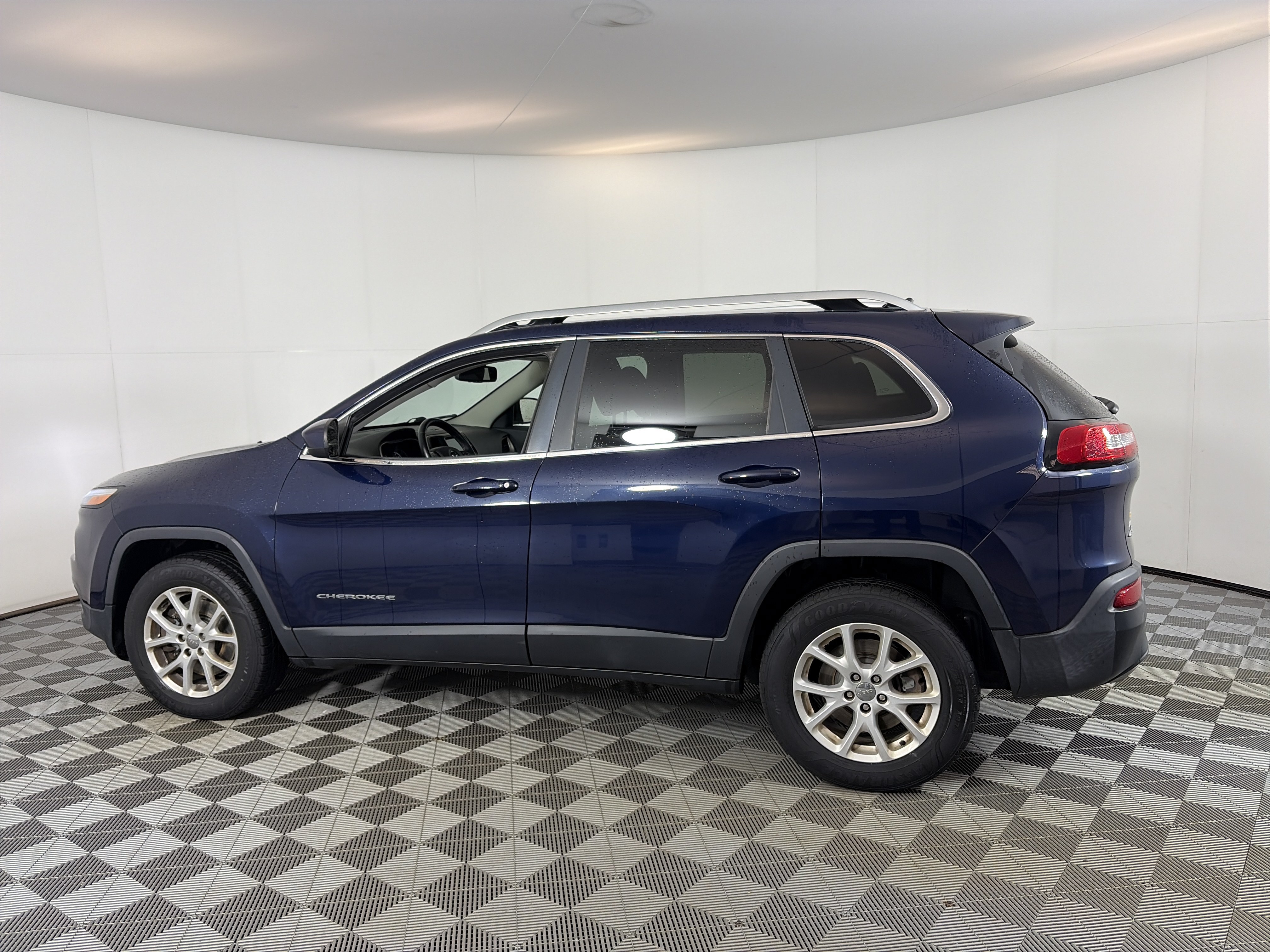 Used 2015 Jeep Cherokee Latitude w/ Cold Weather Group AWD/4WD image 8