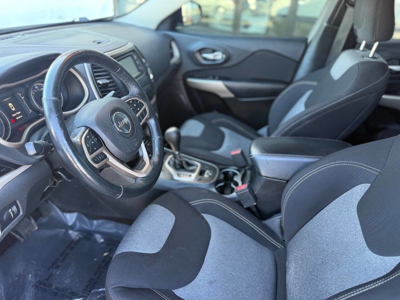 Used 2018 Jeep Cherokee Latitude w/ Cold Weather Group image 10