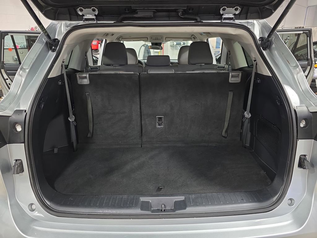 Used 2021 Toyota Highlander L image 13