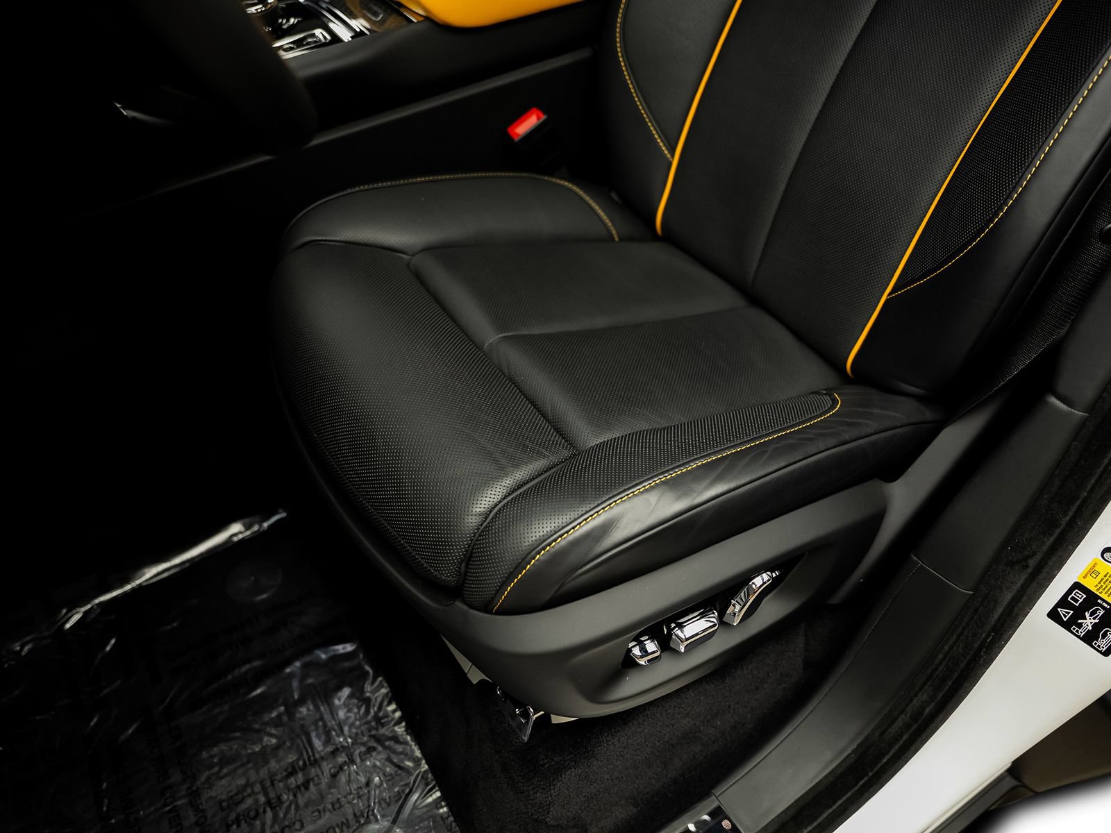 Used 2023 Rolls-Royce Cullinan Black Badge w/ Dark Exterior Package AWD/4WD image 33
