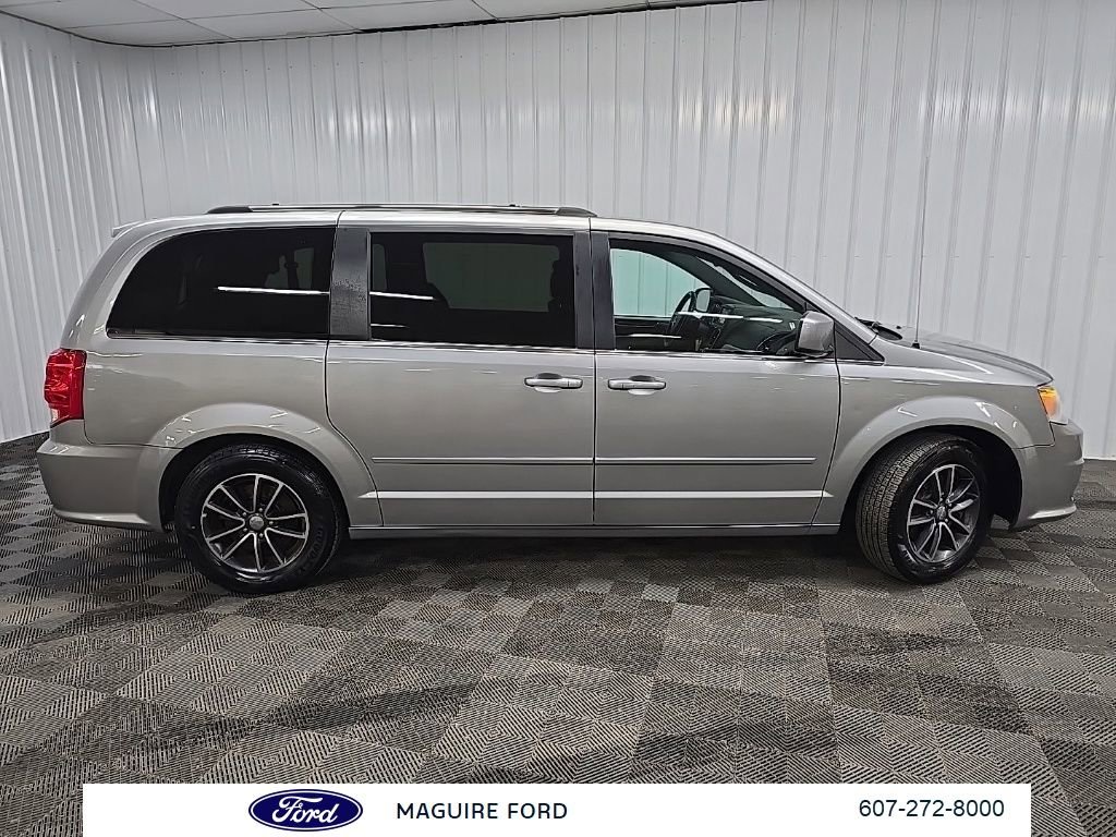 Used 2017 Dodge Grand Caravan SXT image 2