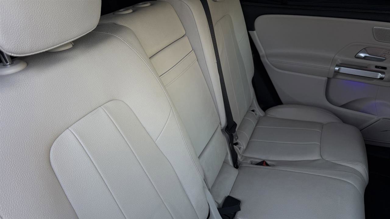Used 2021 Mercedes-Benz GLB 250 4MATIC w/ Premium Package image 40