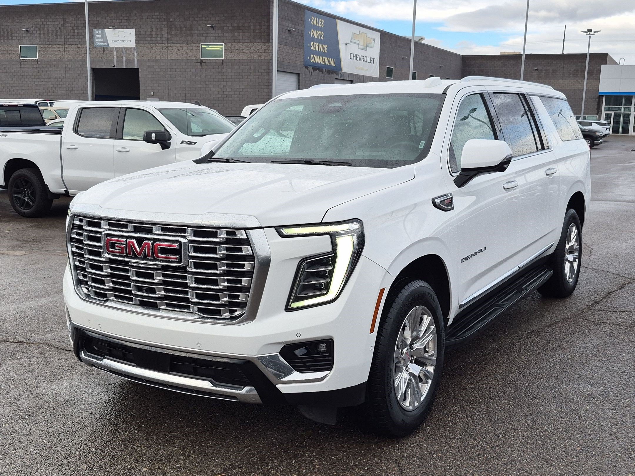 Used 2025 GMC Yukon XL Denali AWD/4WD image 8