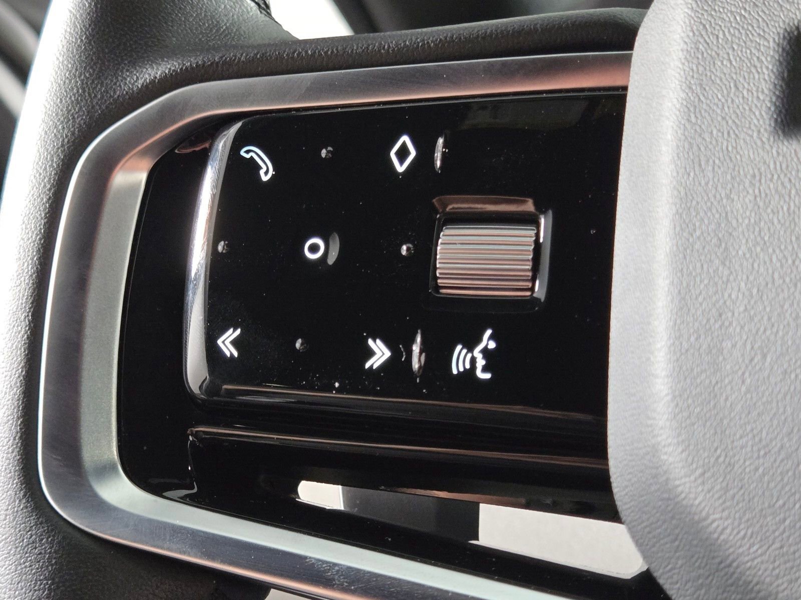 Used 2023 Land Rover Range Rover Evoque R-Dynamic SE AWD/4WD image 24