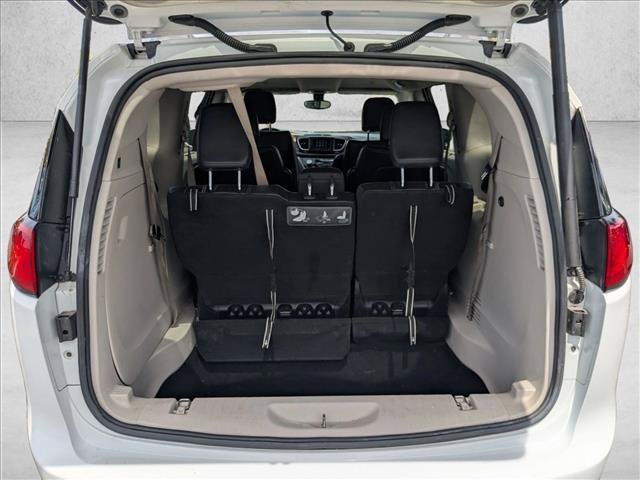 Used 2018 Chrysler Pacifica Touring-L FWD image 6