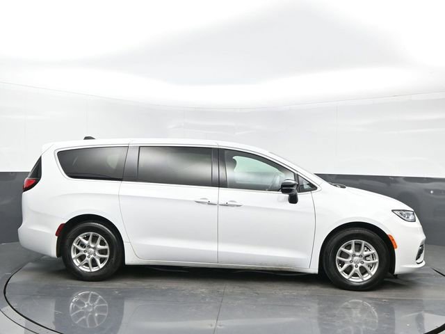 Used 2025 Chrysler Pacifica Select image 7