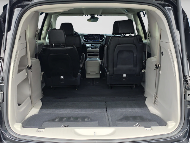 Used 2024 Chrysler Pacifica Touring-L FWD image 20