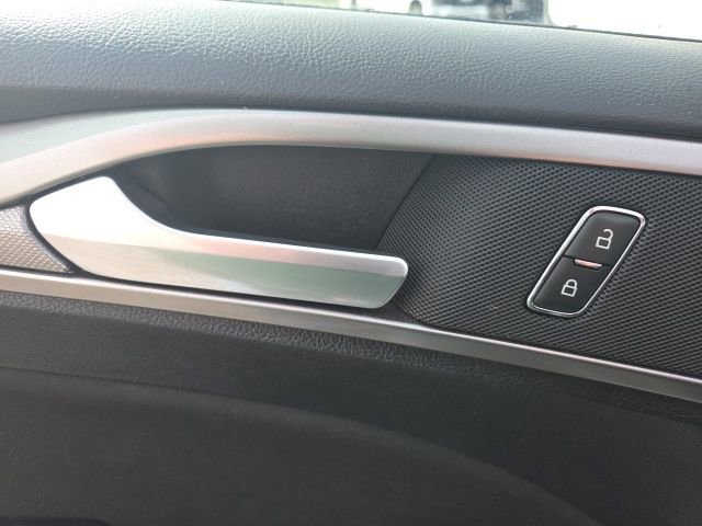 Used 2020 Ford Fusion SE image 20