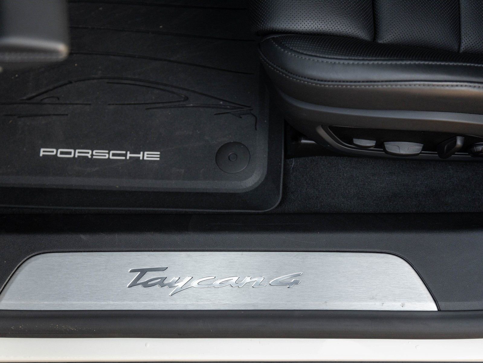 Certified 2025 Porsche Taycan AWD/4WD image 22