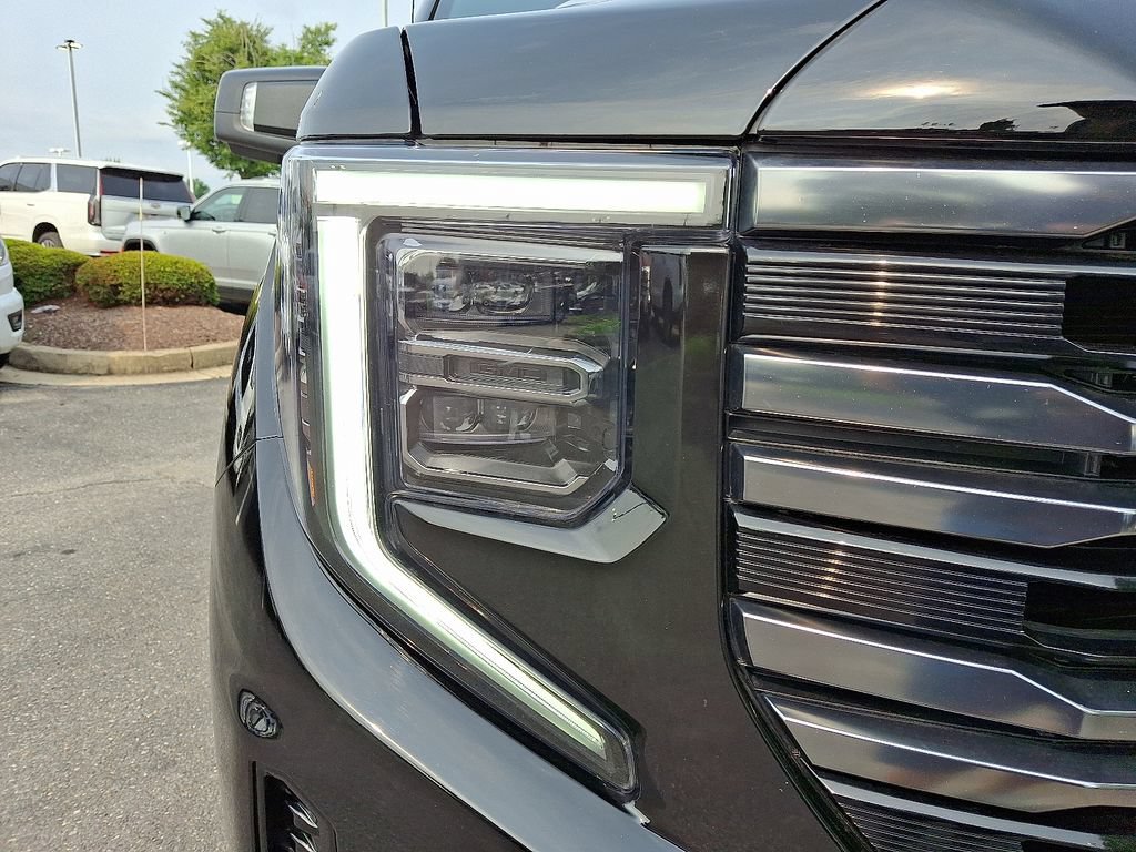 Used 2025 GMC Sierra 1500 AT4 w/ Technology Package AWD/4WD image 9