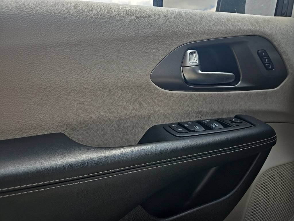 Used 2023 Chrysler Pacifica Touring-L FWD image 17